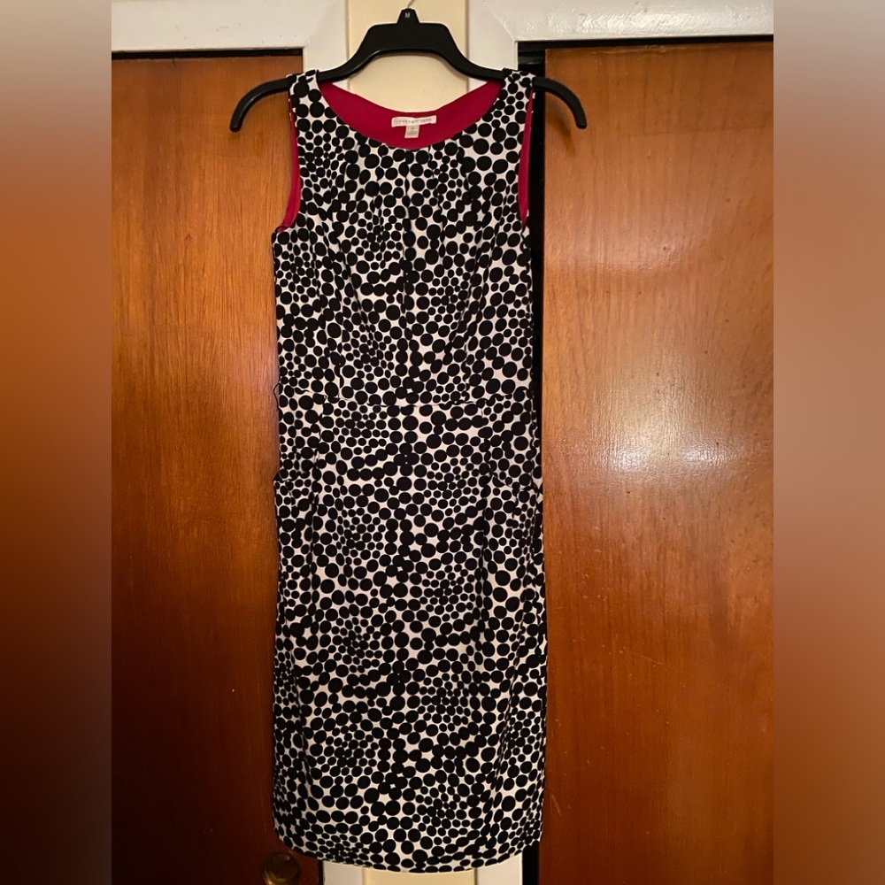 London Time dress , Size 4, side zipper , 2 front pockets
